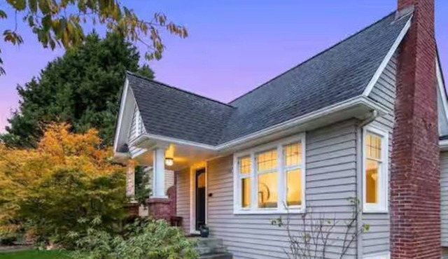 5 min to UW and U-Village/Cozy Design in Seattle