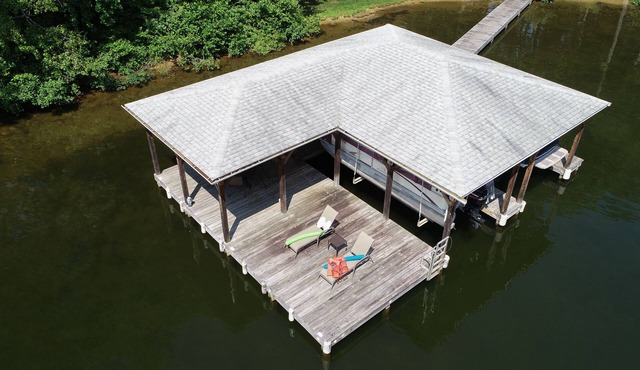 5BR, 4.5BA w/lrg dock, internet up to 1 gigabit, beds made prior to arrival. in Mineral