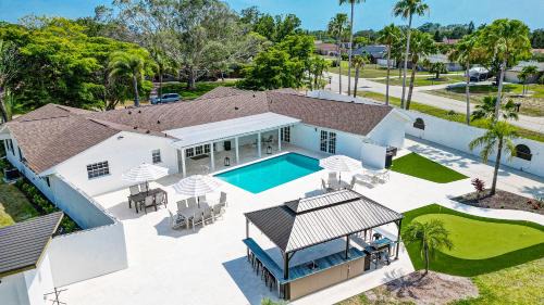 75 Palms! Sleeps 23! Luxury 1 acre lot Pool and Spa, Putting Green & Game Room! in Bradenton