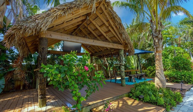 .9 miles to Nokomis Beach! A tropical paradise with private pool and spa! in Nokomis