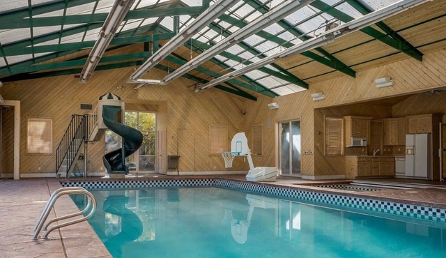 9500 sq ft 3 levels 4u! 1.7Acr Pool Jacuzzi Sauna SptCourts 3levels+EV View&more in Orem