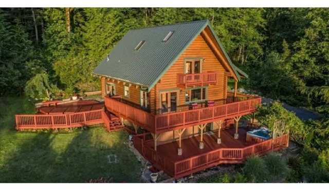 A Marvelous Mountain Log Cabin Retreat w/hot tub in Monroe
