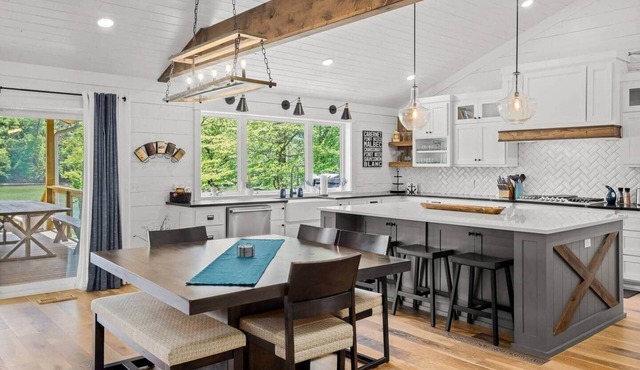 Access to lake & trails with HOT TUB! in Bella Vista