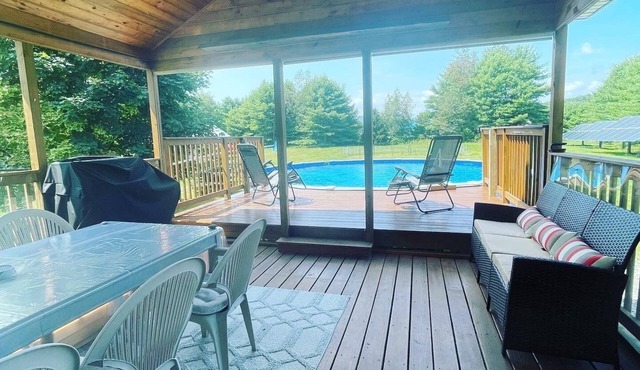Adirondack Oasis: Pool, Huge Deck, Fire Pit, Minutes to Lake George, Sleeps 11 in Lake Luzerne
