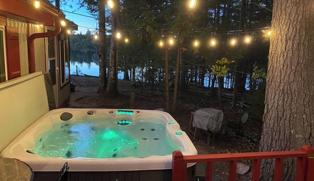 Adorable Lakefront Cabin with HOT TUB! in Gresham