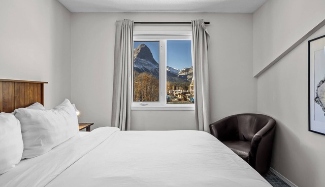 Air Conditioned Mount Rundle View Townhouse - Downtown Canmore in Canmore
