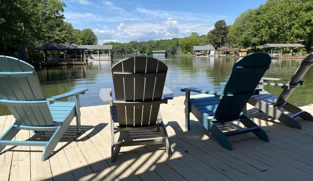 All Docked Out - Charming Waterfront Home, Spacious Dock in Moneta