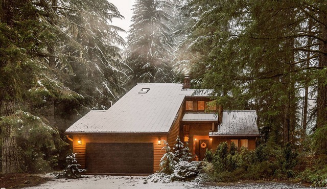 An Idyllic Modern Cabin tucked away in a private PNW forest with Hot Tub in Sandy