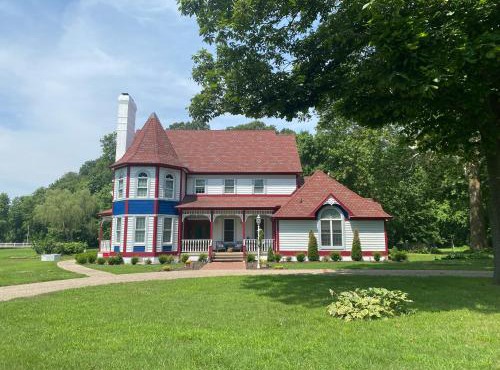 Apple Crest Inn in Gentry