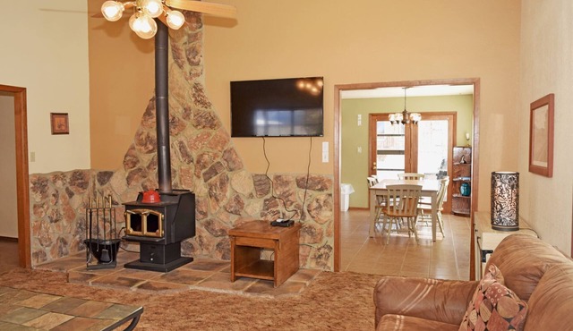 Arnolds River Retreat - In town - On The River - Cable - Washer/Dryer - Wood Sto in Red River