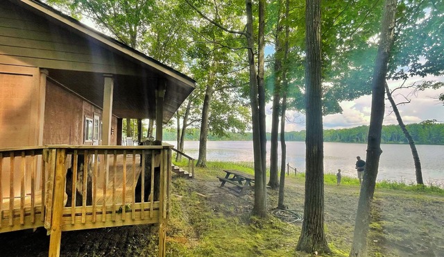 Arrowhead Lake Camp - Black Bear Lodge Lake View in Lupton