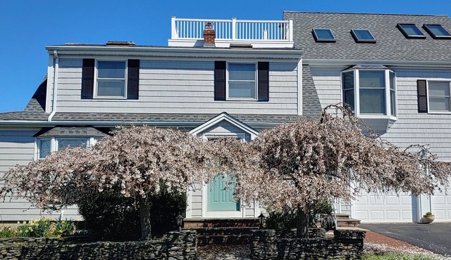 August 20-23 weekend OPEN. Walk to beach, Huge deck , roof-deck in Middletown