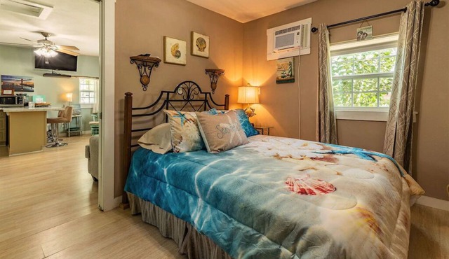 Awesome 2B/2B cottage on shared waterfront property, 275' pier, pool & hot tub in Bacliff