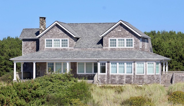Beach Front, Cape Cod Coastal Story Book Home, 10 minutes from Westport in Grayland