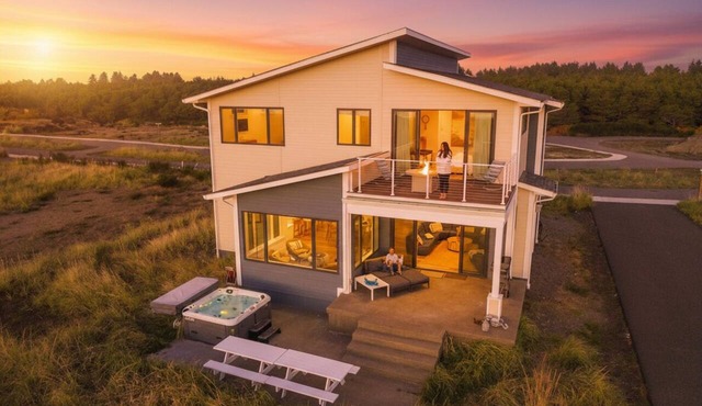 Beachfront Luxe Hot Tub 5BR Sleeps 14 Game Room in WESTPORT