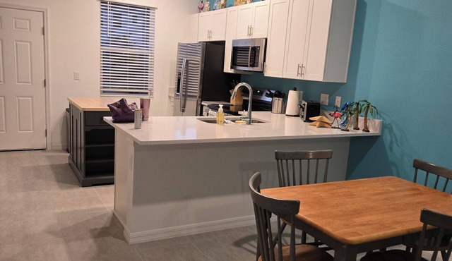 Beautiful 2-bedroom townhome in Sarasota with WiFi, AC, & two pools. in Sarasota