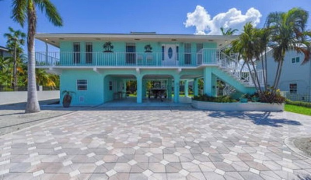 Beautiful 3 bedroom 2 bath pool house close to Key West in Big Coppitt Key