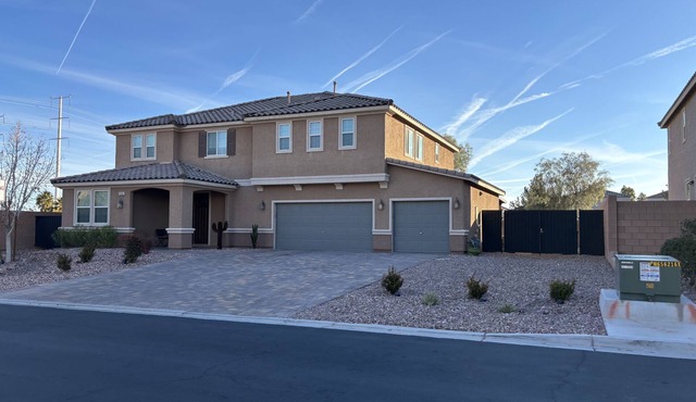 Beautiful 5 Bed, 4 Bath home, 9mi from the strip,6mi from airport with RVparking in Las Vegas