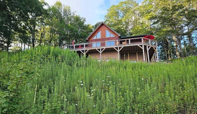 Beautiful 5-bedroom log cabin with spectacular mountain views. in Newland
