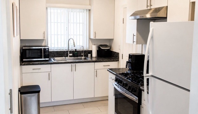 Beautiful Burbank Getaway! in Burbank