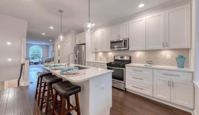 Beautiful Canton Home w/rooftop deck +Private parking in Baltimore