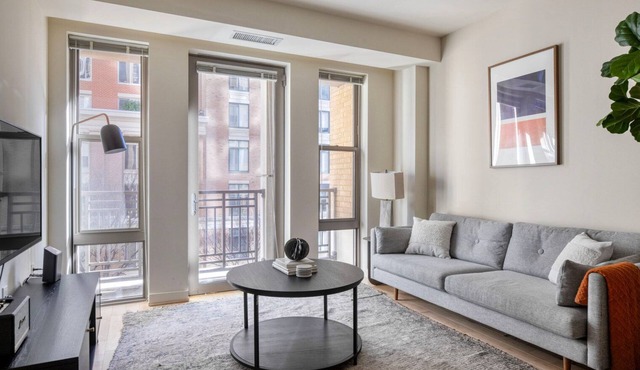 Beautiful Clarendon 1BR w/Pool, nr Restaurants & Bars, by Blueground in Northern Virginia