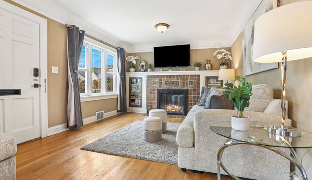 Beautiful Family Home, Location, near the UW Stadium, 5 Beds 2 Bath. in Seattle