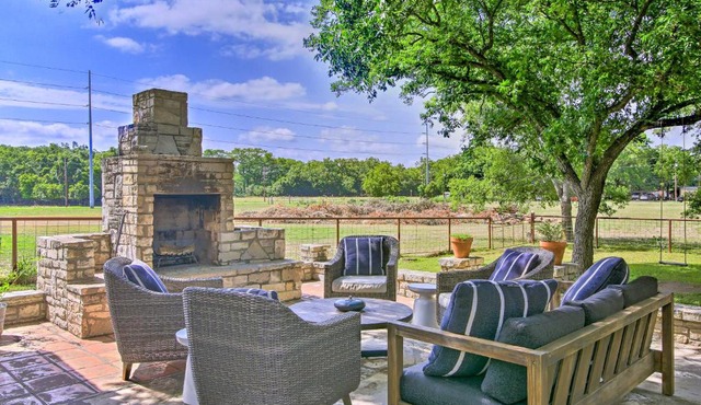 Beautiful Hill Country Cottage - Walk to Downtown! in Comfort