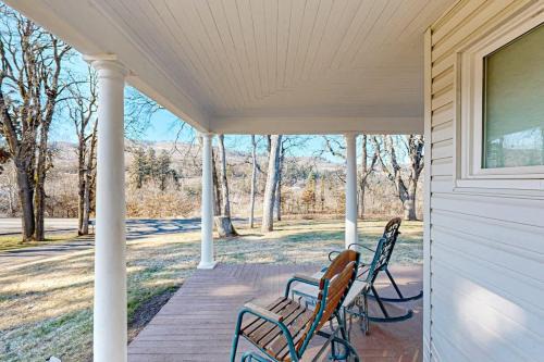 Beautiful historic family home on a Cherry Orchard with patio grill and WiFi in Mosier
