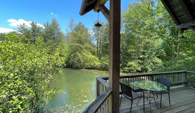 Beautiful Log Cabin nestled on pond w/balcony for sunsets and stargazing. in Nebo
