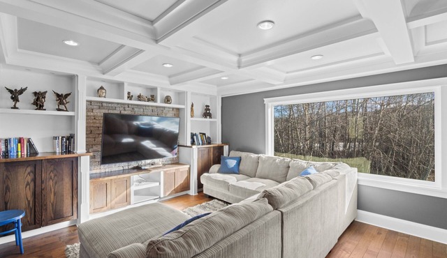 Beautiful Spacious 6 Bedroom Acreage in Dewinton