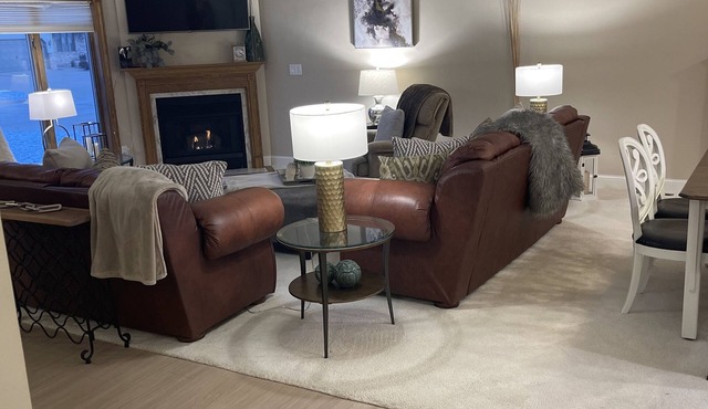 Beautiful spacious property 4 sleeping areas and 3 full baths can sleep up to 8 in Appleton