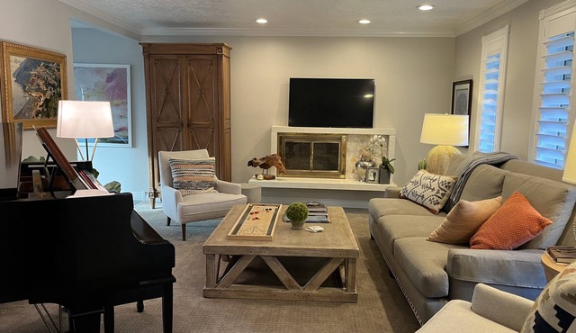 Beautifully decorated home - Close to Everything!! in Bountiful