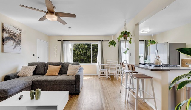 Beautifully Remodeled 2bed/1bath Apartment. Top Location, 15 min to Beach! in Los Angeles