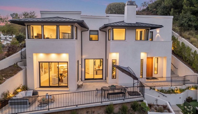 Belden Modern Villa - New Hollywood Hills Modern w/Pool & City Views in Los Angeles