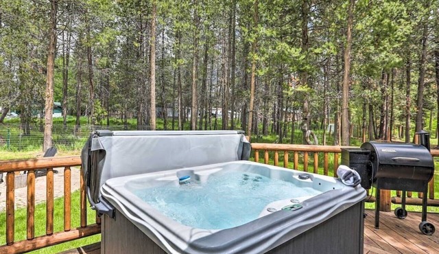 Bend Modern Cabin w/Private Hot Tub . Fenced Yard, Game Room, Pet-Friendly in Bend