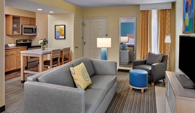 Better Choice For Your Vacation! Free Parking, Pets Allowed! in Lombard