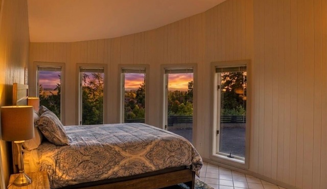Blocks from the University of Oregon with gorgeous views of the City of Eugene in Eugene