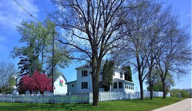 Bloomin Pickets Farmhouse Stay OR Ladies Craft Retreat! in Monroe