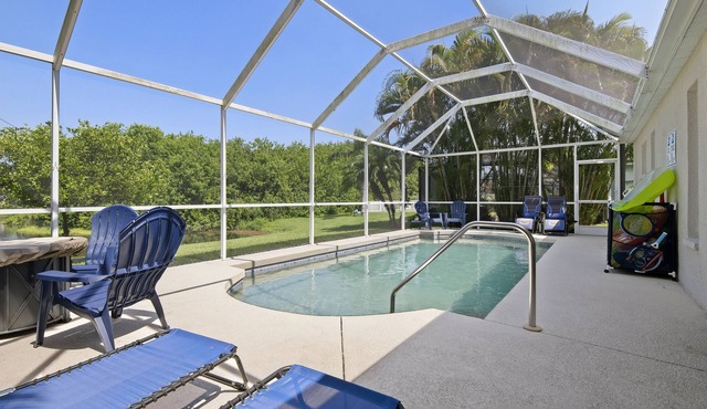 ⚓Blue Heron House! Cozy home w/heated pool and pool toys! Water view out back!⚓🌅 in Bradenton