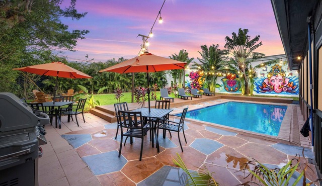BOHO Paradise, KING Bed, POOL, 1 month+LONG Term Stays,PET FRIENDLY in Pompano Beach
