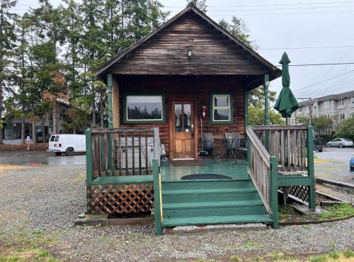 Bridge Tender Shack with hot tub on deck in La Conner