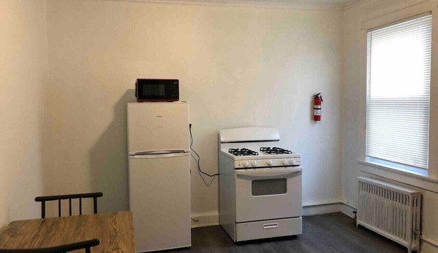 Bright 900 sf 2-bedroom, private street entrance, queen beds and Roku TVs in Paterson