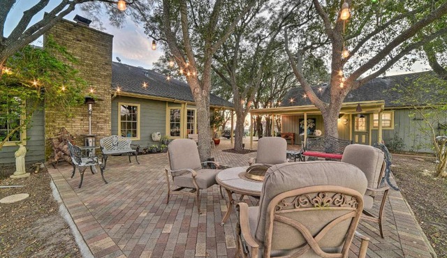 Casa de Samuel - Patio, Fountain & Outdoor Kitchen in Corpus Christi