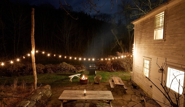 Catskills retreat on 4.5 acres w/fully stocked kitchen and fire pit—Sleeps 9 in Rensselaerville