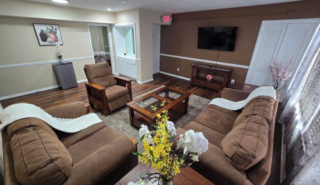 Central 4BR Suite, Free Parking near MKE Zoo, Border of Tosa and Brookfield in Wauwatosa
