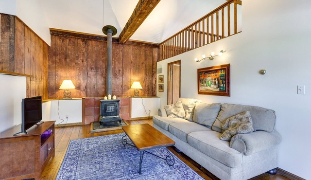 Chagrin Falls Home ~ 2 Mi to Town! in Chagrin Falls