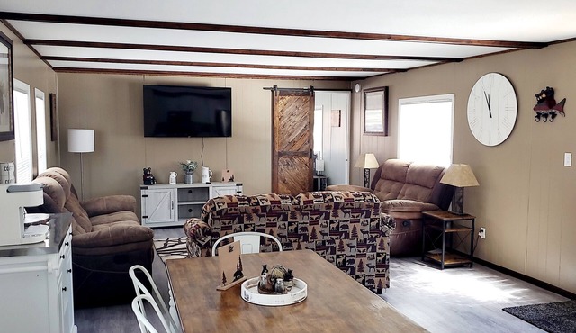 Charlie's Woodside Getaway-4 miles from the Dells! in Lyndon Station