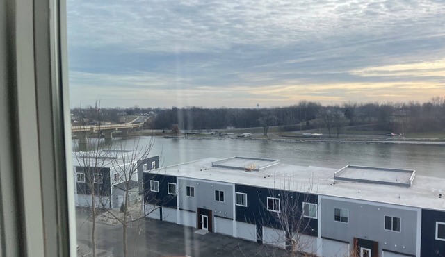 Charming 1 bedroom overlooking the Fox River. Large Heated Garage. Pet Friendly! in Wrightstown