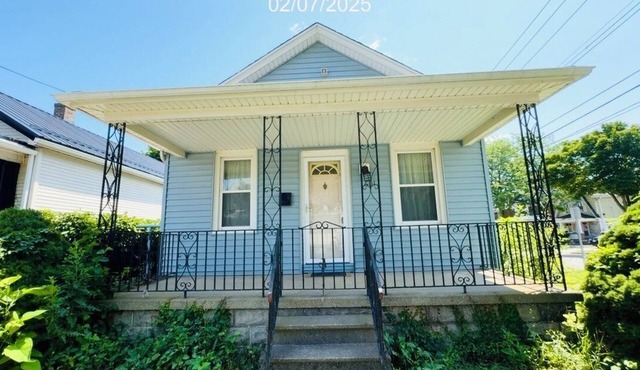 Charming 2-bedroom house with AC near Niagara Falls can sleep upto 8 in Niagara Falls